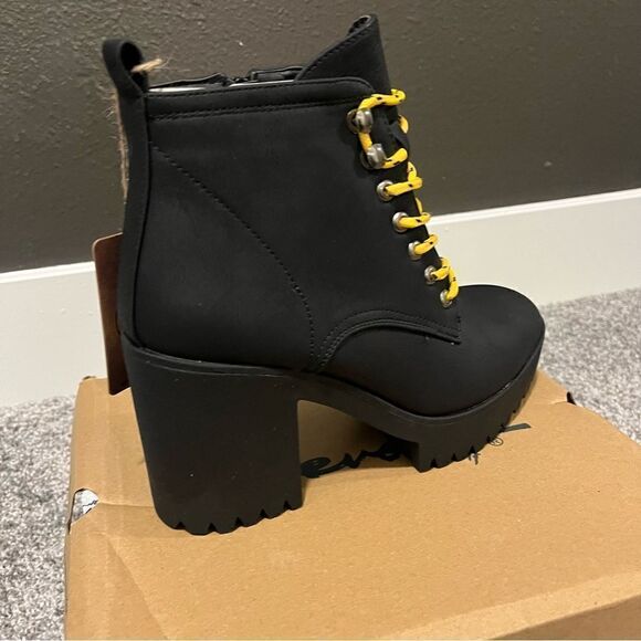 SEVEN7 Women's Flatiron Lug Sole Boots - Picture 9 of 13